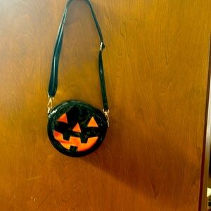 Cute jack-o’-lantern purse.